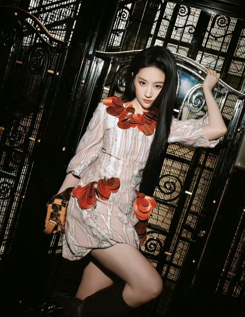 刘亦菲行走的玫瑰花 刘亦菲巴黎亮相米色高定，黑长直温柔尽显，东方韵味十足，高级又