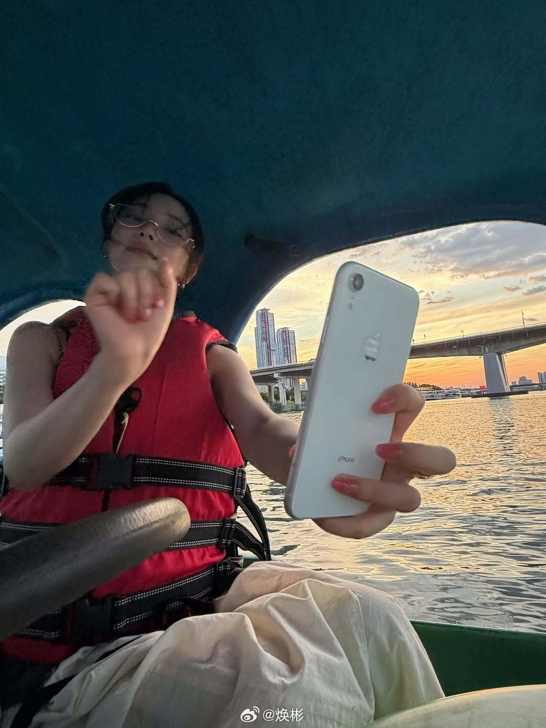 刷到一个好看的小姐姐还在用iPhone XR！ 