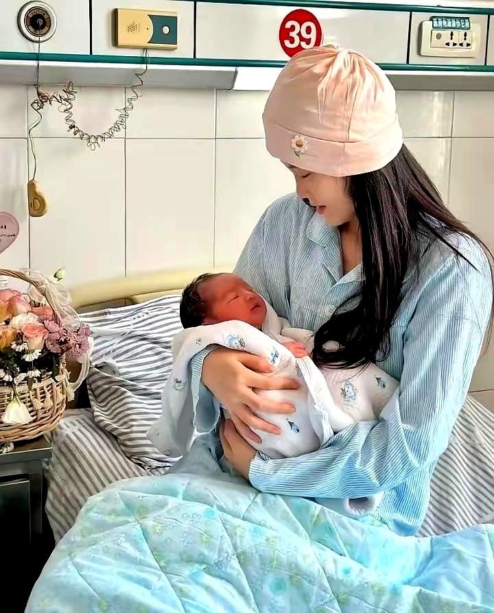 出院第三天，他丢下一句“等不等都一样”，转身提离。
孩子才落地几天，老大三岁在旁