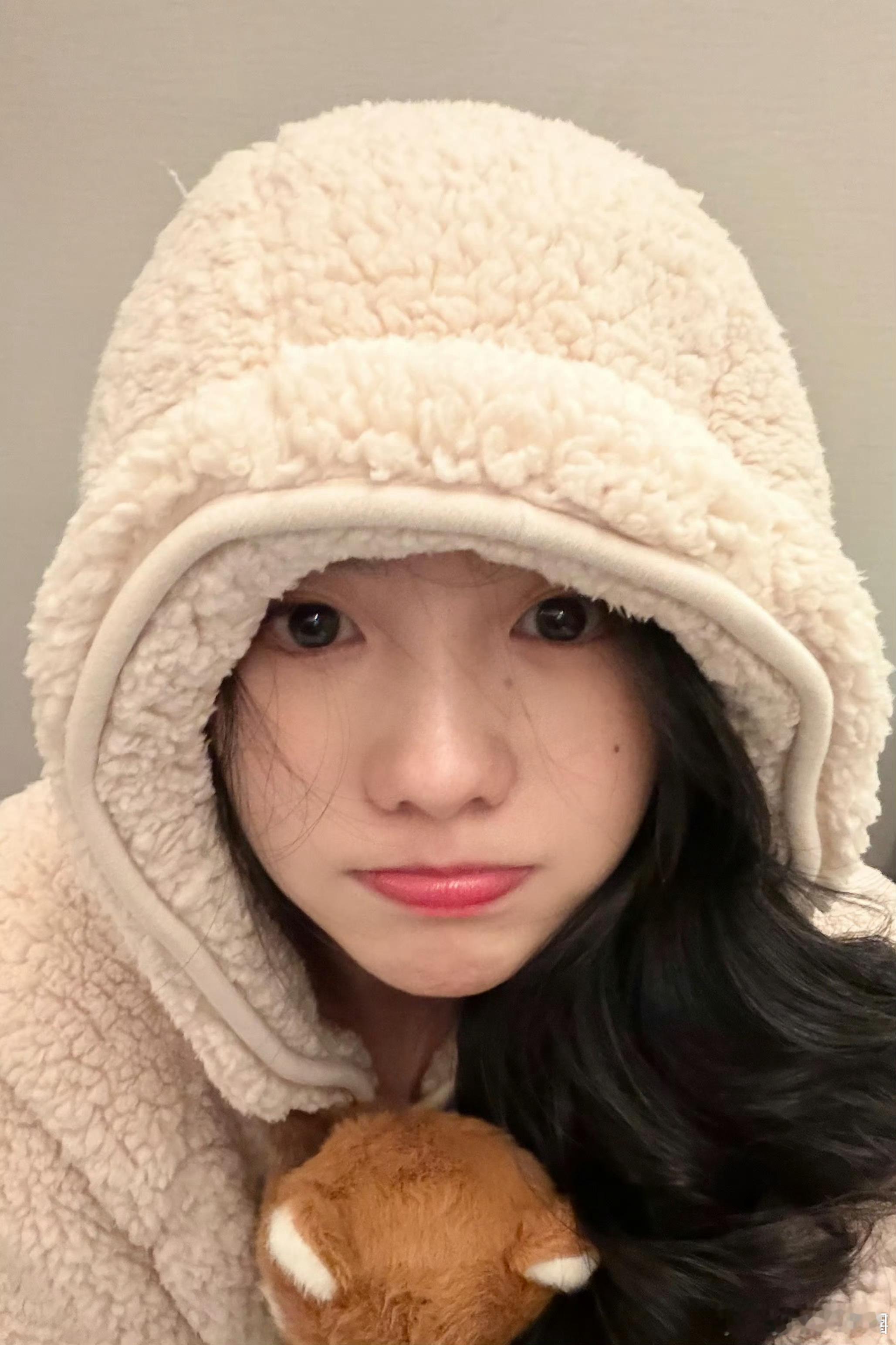 刘浩存 自拍来啦！萌萌哒甜妹[太开心][挤眼] ​​​