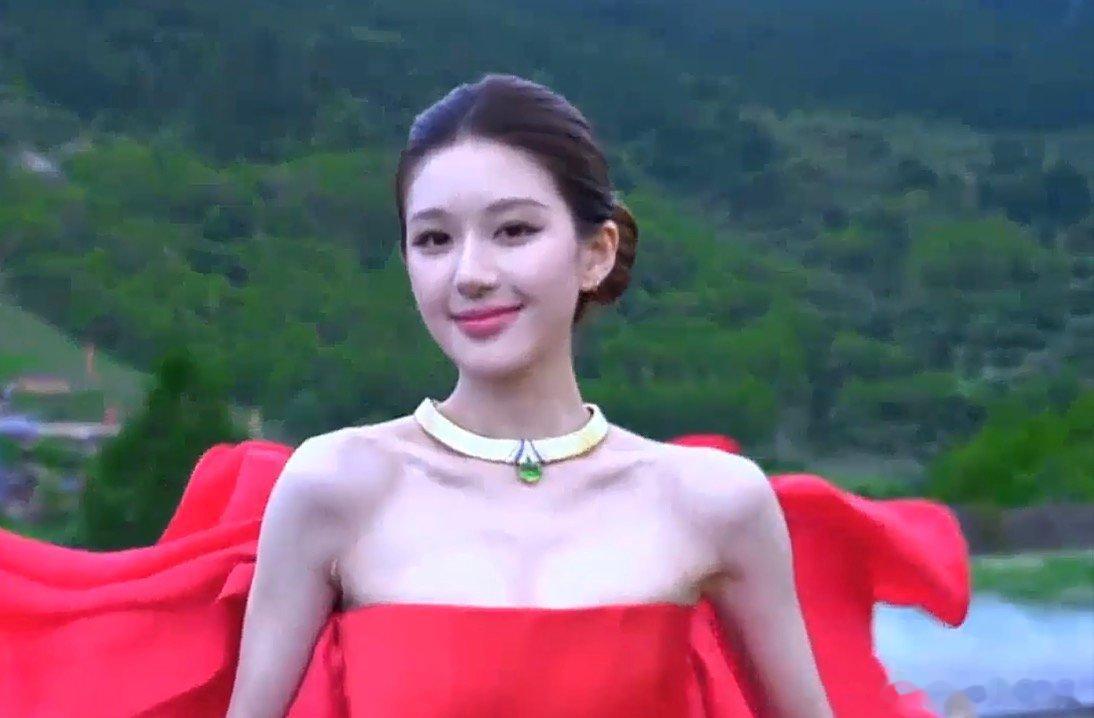 许妍被当成皮套穿走了 许妍再现 许妍再现，怎么看许我耀眼 现实版