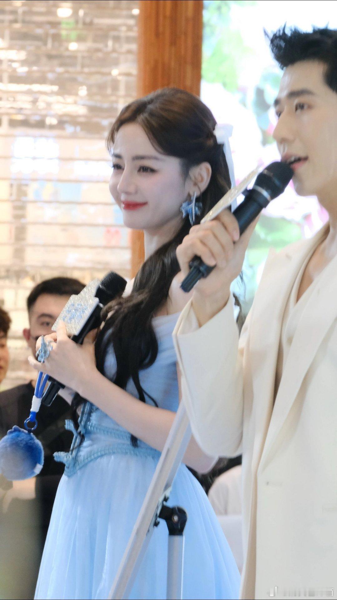 迪丽热巴蓝裙公主好美哇 纯生图真是美得惊人 