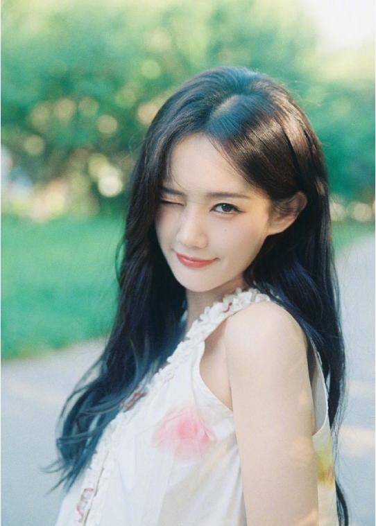 翩翩少女 李一桐。在斑驳光影里自由呼吸🍃