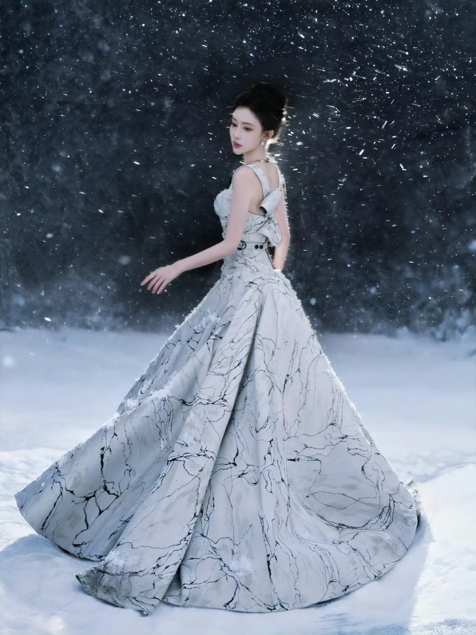 娱乐孟子义冰雪公主高定孟子义雪中大片孟子义雪中大片，满分女孟子义 