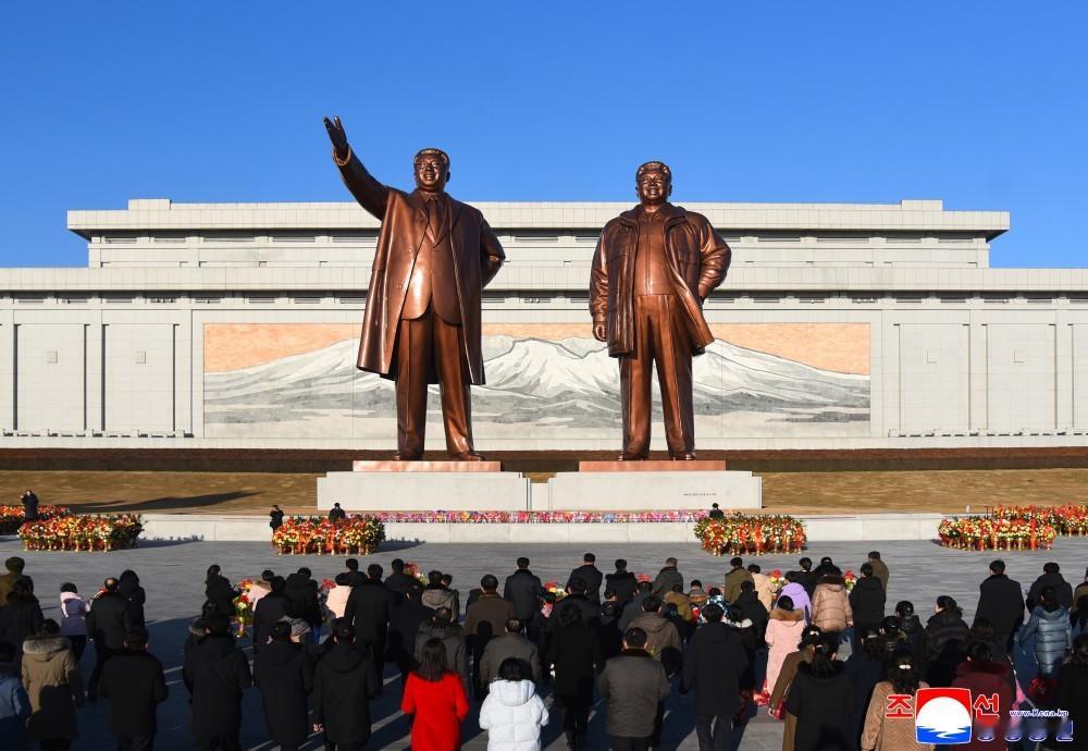 🔴【我国民众向伟大领袖金日成同志和伟大领导者金正日同志的铜像敬献花篮】值此伟大