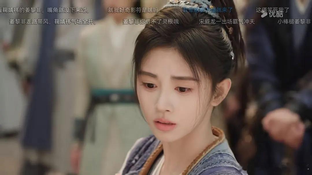 鞠婧祎演戏真的要换一换妆容了，她的红色眼线仿佛焊在了脸上 
