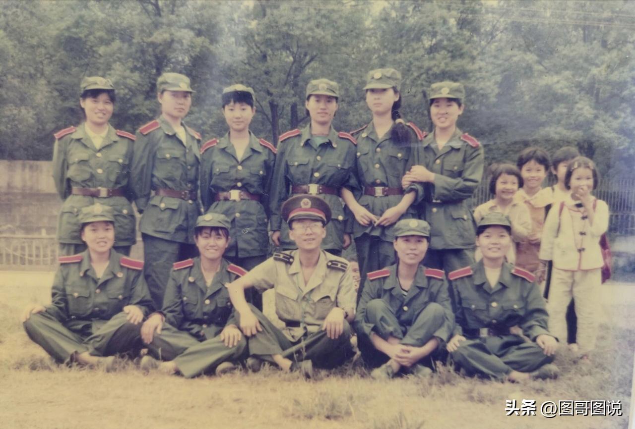 大家发现哪里不一样了吗？
这些红牌学员是真正的军人吗？
常服搭配作训帽还是第一次