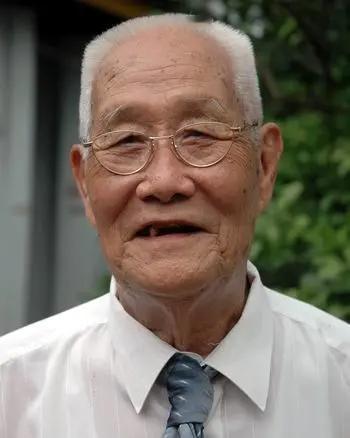 杨伯方是抗日英雄，中国远征军老兵，1921年出生于河南延秋县。1941年12月，