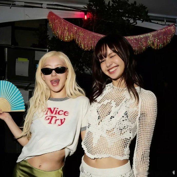 Lisa登台anyma科切拉舞台Lisa与Rose看BIGBANG演出双向奔赴的