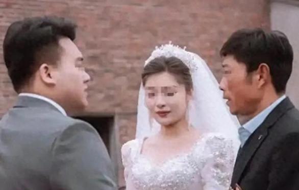 婚礼是在城南一个不大不小的酒店办的，摆了十二桌，来的人不多，但该来的都来了。
周