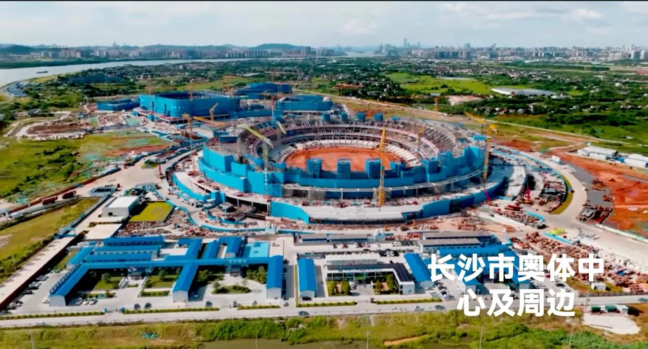 看看长沙市奥体中心，以及周边的现状，先不说未来周边有没有超高层规划。就算现实中没