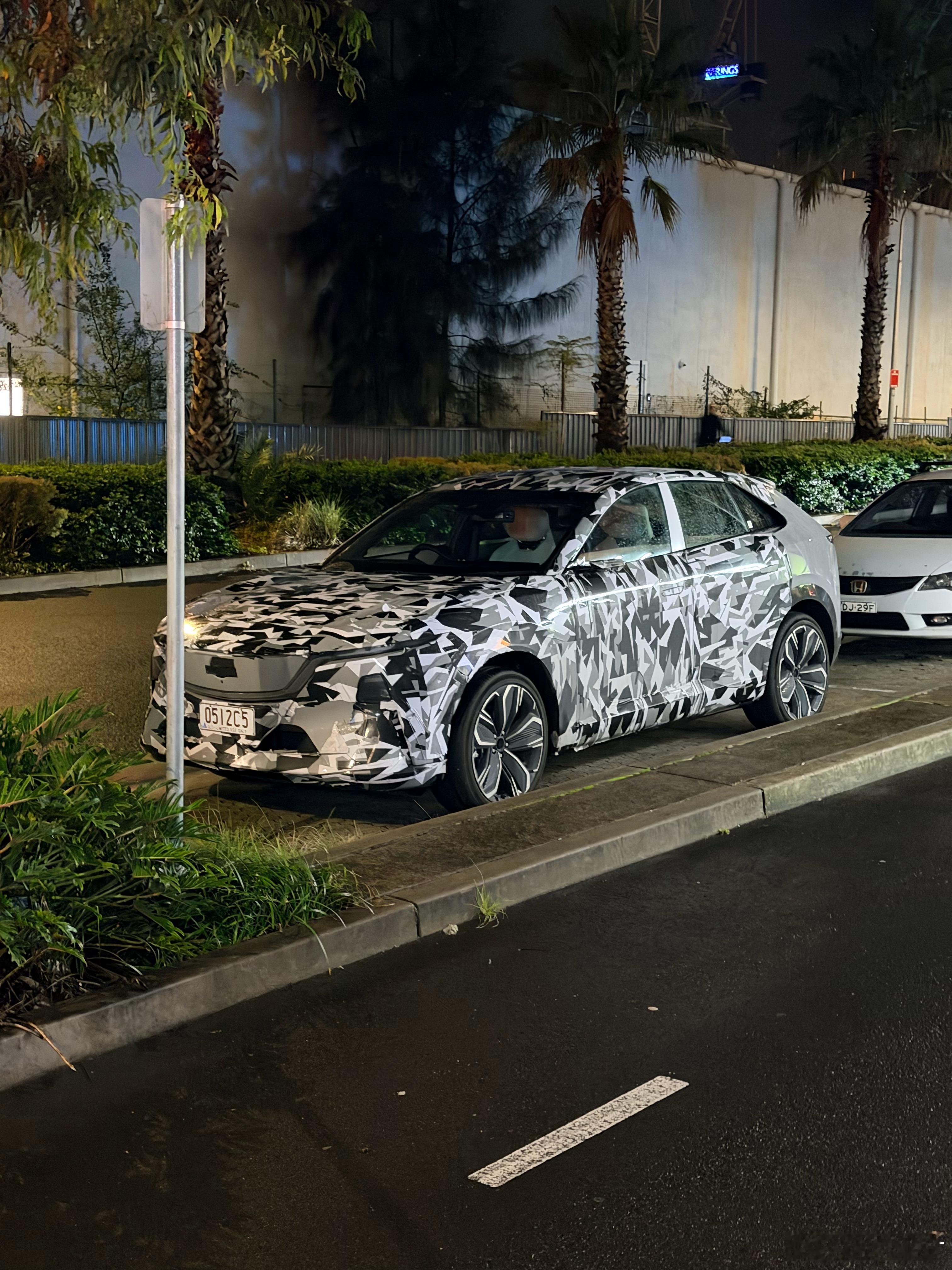 居然在澳洲街头看到了马自达 EZ-60 的伪装车