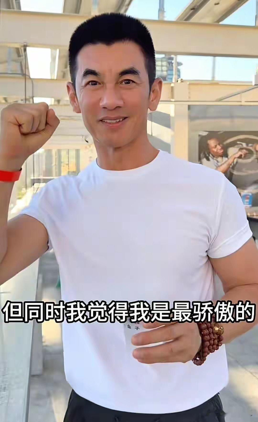 56岁任天野带老婆看儿子演出，19岁儿子是花美男 身高1米85 ​​​