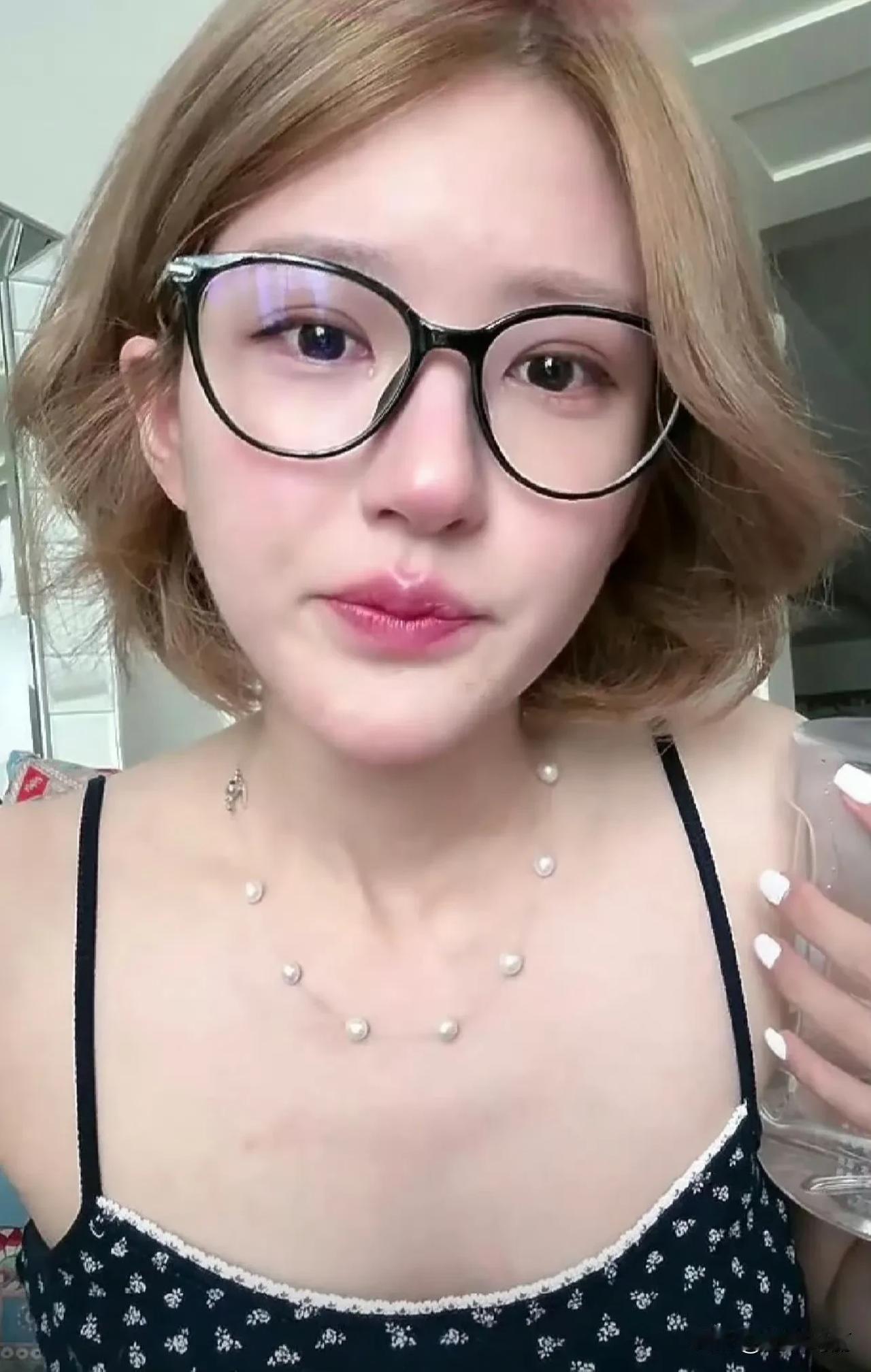 赵露思的直播真的比现在暑假党还要有看点。有些人就是那种流量圣体，就算他不在影视剧