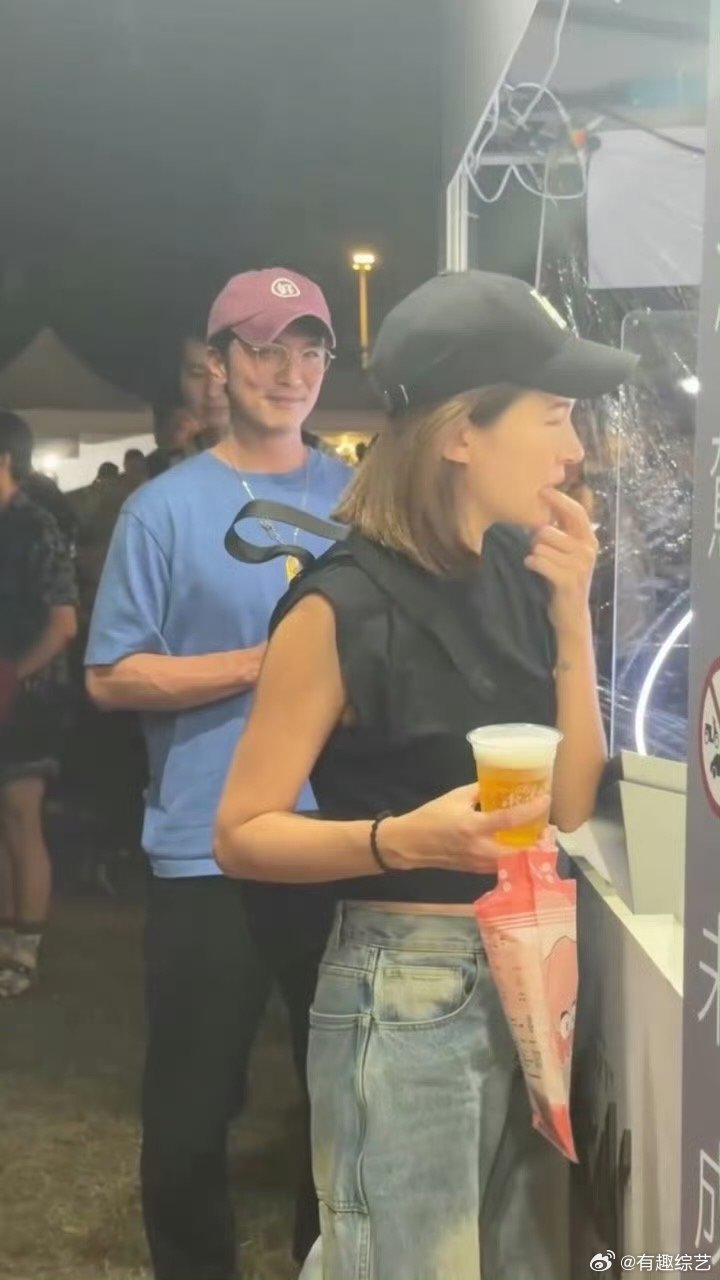 网友偶遇邱泽许玮甯 偶遇邱泽许玮宁逛夜市，是在拍摄吗？ 偶遇邱泽许玮宁逛夜市