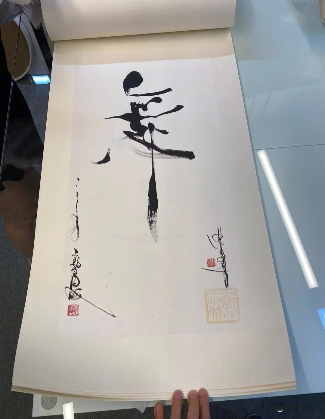 郭富城的书法也是非常了得的。你看着他的每一个字，感觉就像看他在台上跳舞一样，刚柔