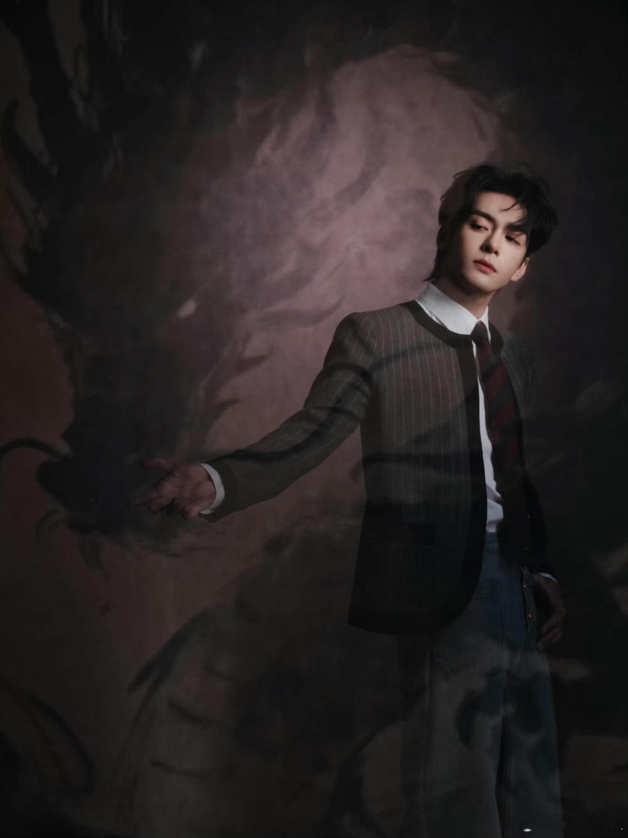 曾舜晞武拾光二十年无人庇护曾舜晞武拾光的底色是悲伤 手持十二念佛珠，身藏龙神之力