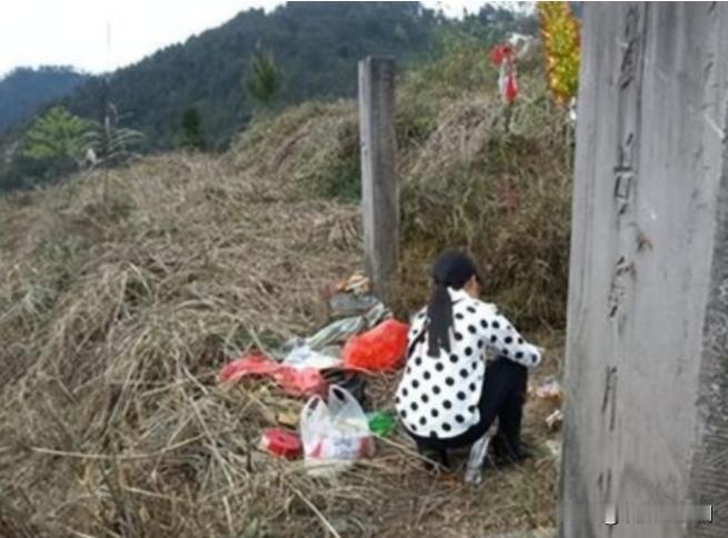 2006年，广西一女子给丈夫上坟的时候，竟然听到坟里传出丈夫的呼喊声，女子壮着胆