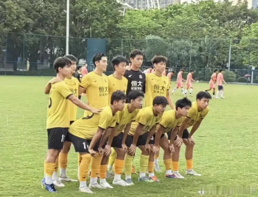 球员被诱骗！恒大足校谴责：经纪人违规挖人 请家长守约+抵制诱惑2月3日，恒大足校