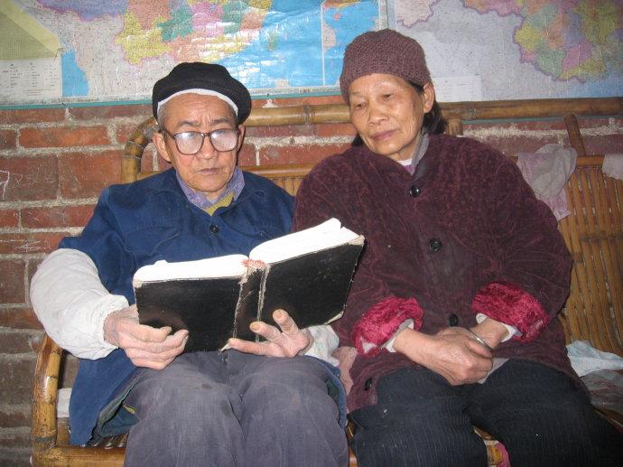 东方人读《圣经》像童话故事，很多人第一次读《圣经》都会有同样的感觉：
故事多、神