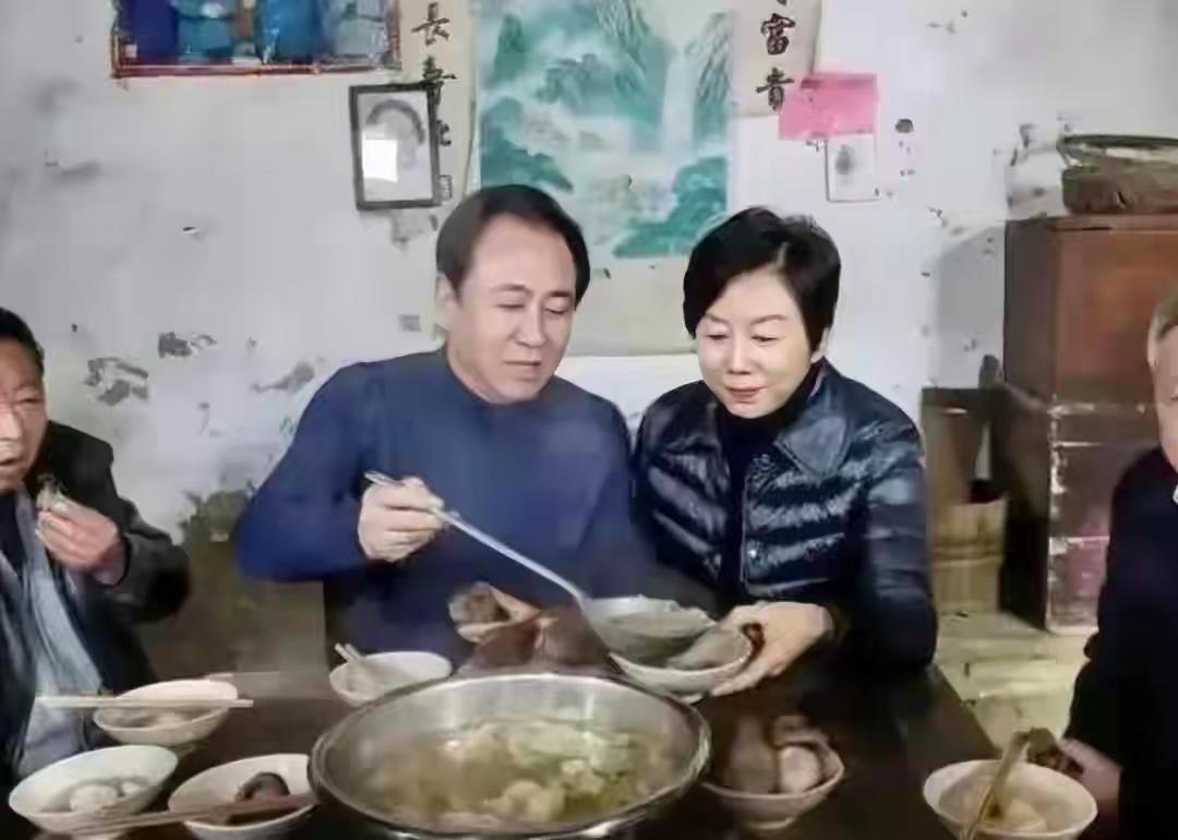 这张照片是2018年12月16日，许家印携夫人丁玉梅，回他的周口太康老家吃忆苦饭