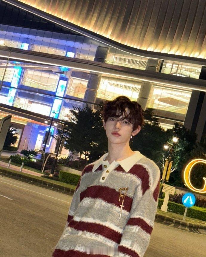 #章昊条纹毛衣look##章昊更新澳门夜景随拍# 章昊穿着条纹毛衣，在澳门的夜晚