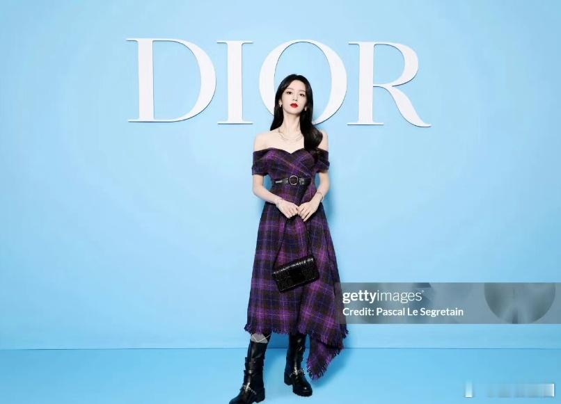 #周也时装周g社生图##外媒镜头下的周也#巴黎时装周的周也，状态好到爆！外媒镜头