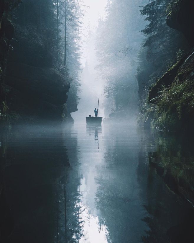 山高自有客行路，水深自有渡船人。 