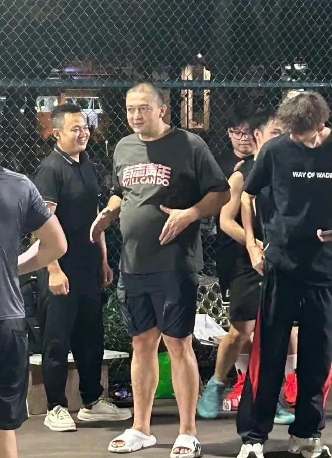 这啤酒肚！西热力江在野球场打球，这啤酒肚，加上这秃头，确实是中年大叔了！

西热