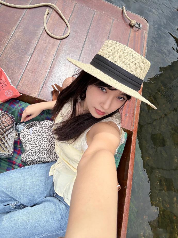 程潇小镇泛舟  程潇小镇泛舟感受到了轻松又美好的惬意感呢！真的是让人觉得惊喜！程