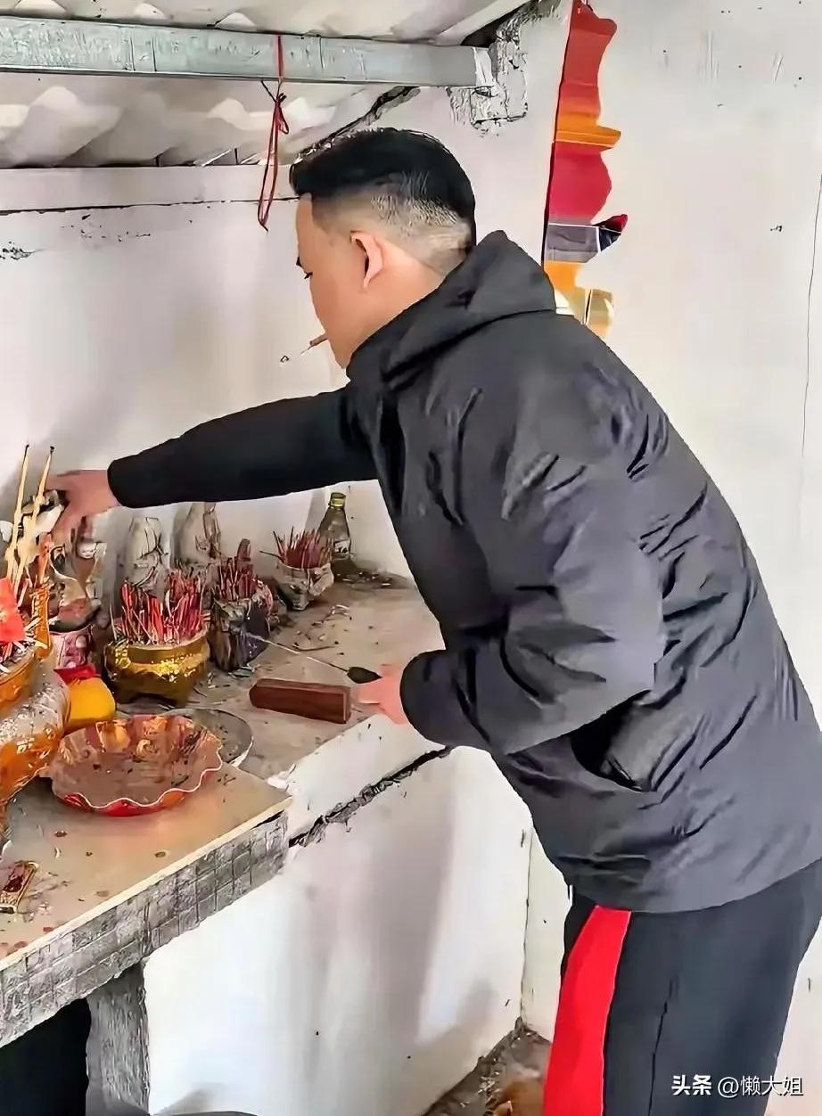 男子的父母每天都去村里的寺庙烧香拜佛，祈求佛菩萨保佑儿子早日娶上媳妇。男子说:“