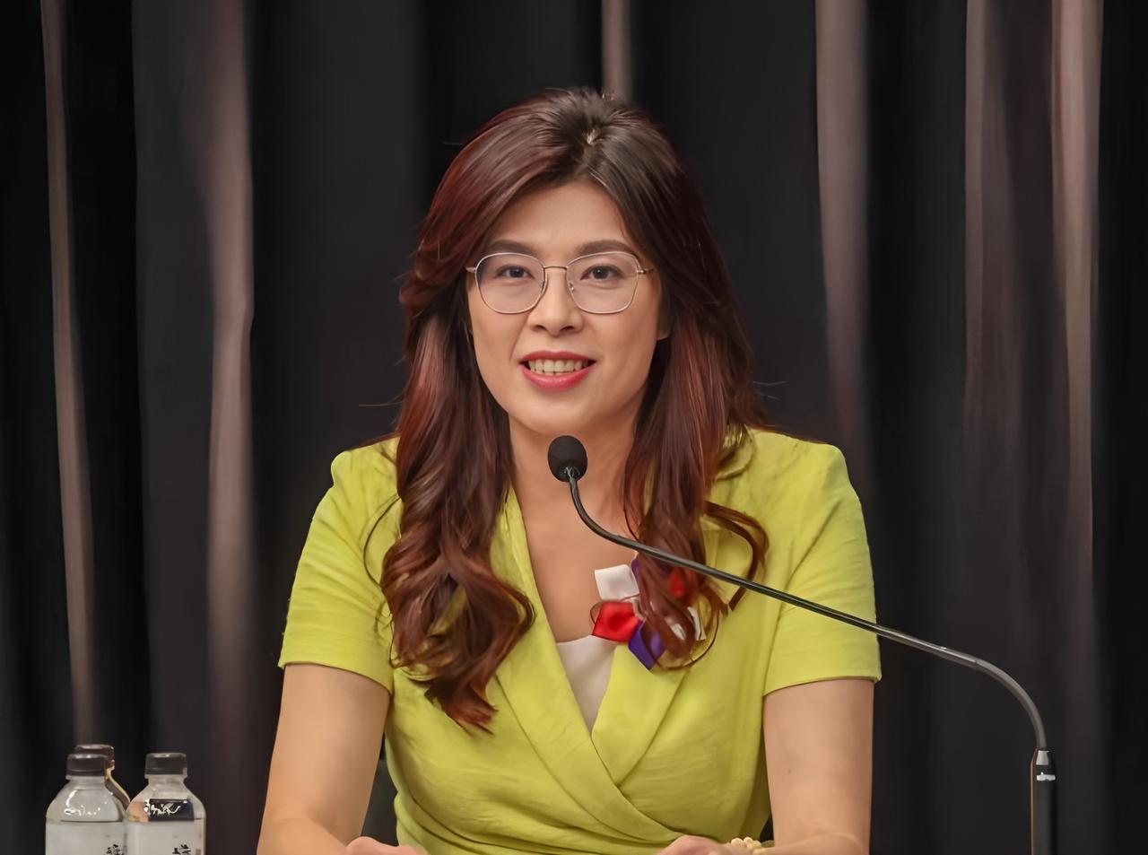 郑丽文返台后，有关两岸统一最新民调惊人!4字回应2028很不简单






岛