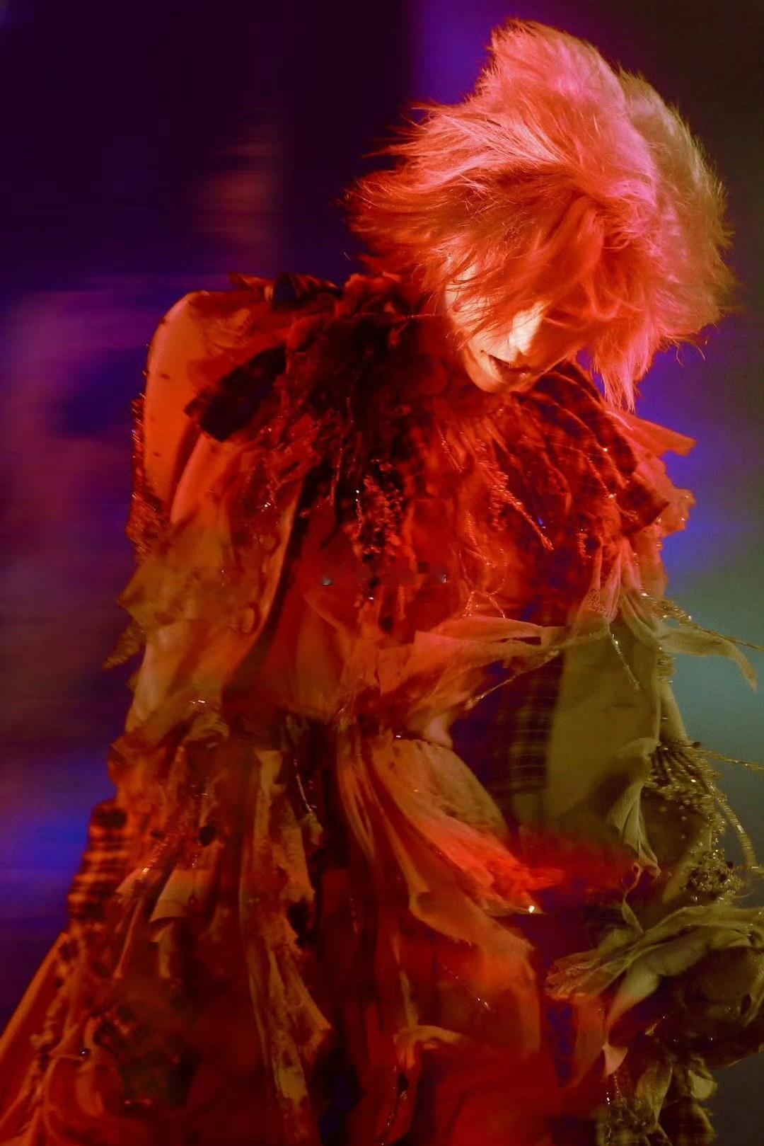 华晨宇 迷完这边迷那边 华晨宇对小火星人儿的心意，藏在最温柔的分寸里。他从不说“