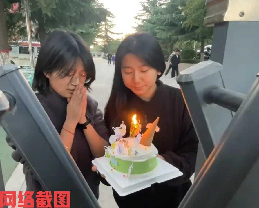 有女生为另一名女生过十八岁生日。

只是两名女生选择庆贺的地方，不是在家里饭店而