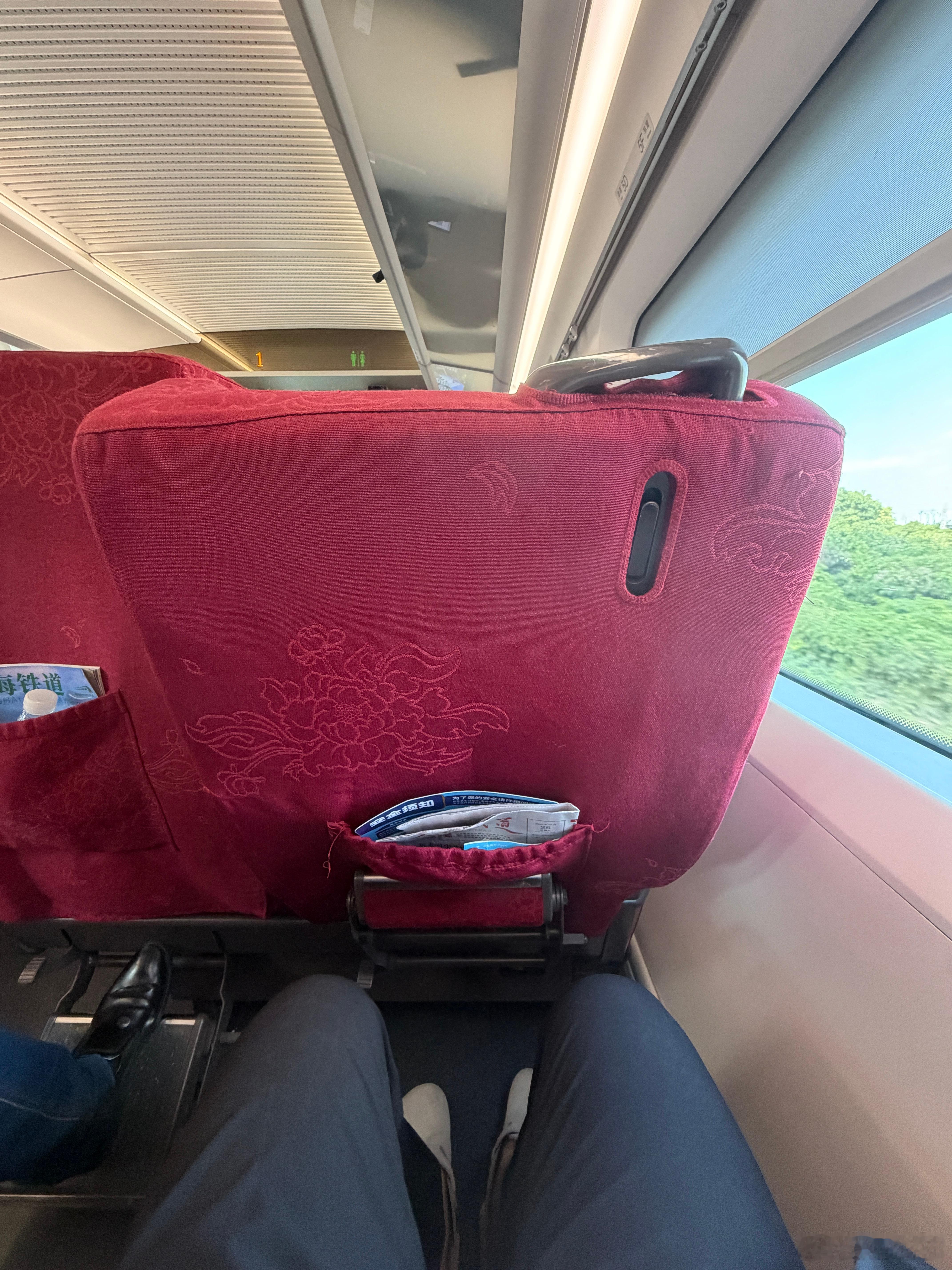 今天出差坐个一等座横向空间比二等座宽敞但是可能是车型老了感觉还没有二等座方便没有