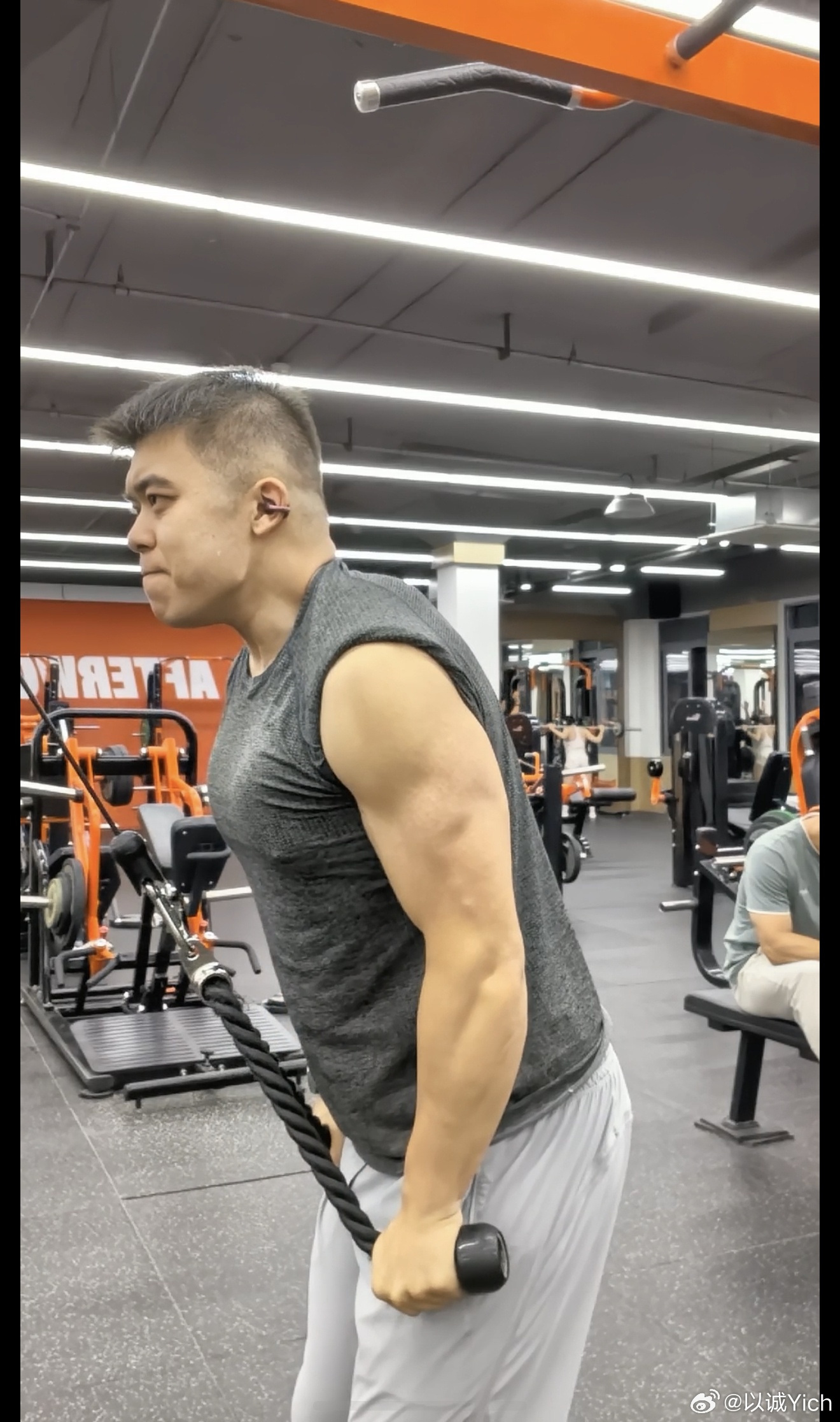 最近攀岩🧗和健身💪的频次大概是，一个项目一次轮着来。后面可能会再一次的增增肌