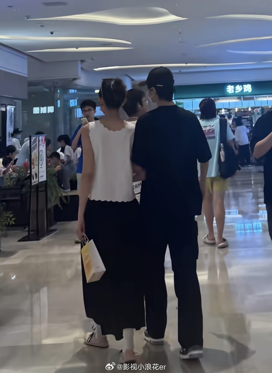 看网友说“只敢看两眼”，我直接笑出声。那是喜欢了十八年的人才有的怂包劲儿吧。生怕