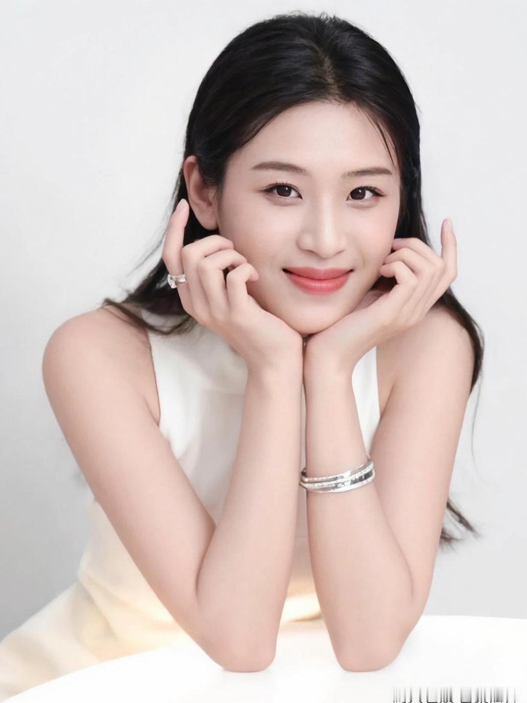 在柔和的灯光下，双手轻轻托起下巴，仿佛在思考生活的诗意。这样的姿态，像极了在喧嚣