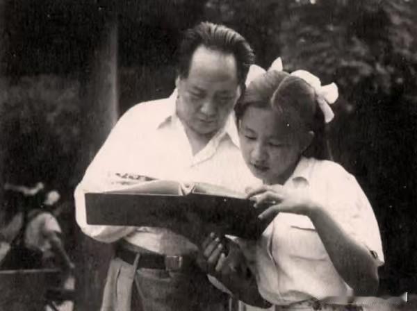 1951年，毛主席和李讷在香山一起看画册时，拍了这张珍贵的照片。老照

1949