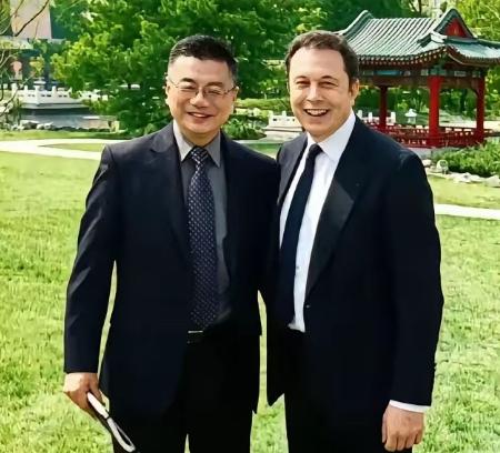 太意外！全球狂傲的马斯克，唯独对这位上海老同学甘拜下风。

在国际商界，马斯克素