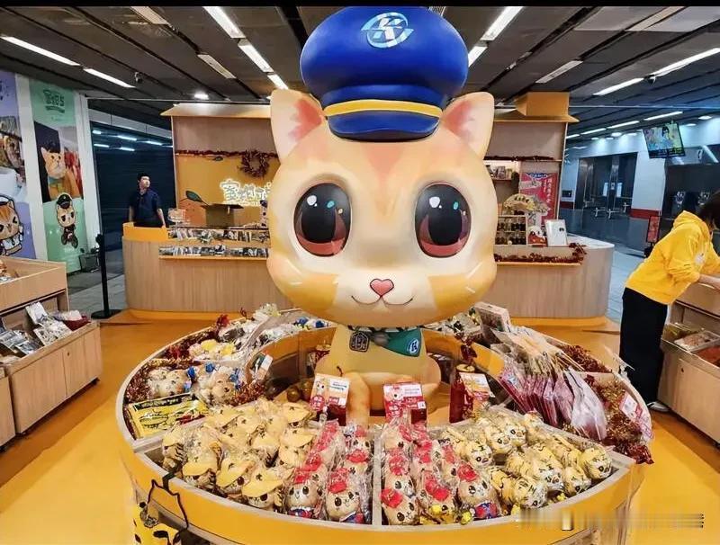 “这个猫真招财”！高雄捷运猫站长“蜜柑”系列文创品去年总业绩逾2400万元，比前