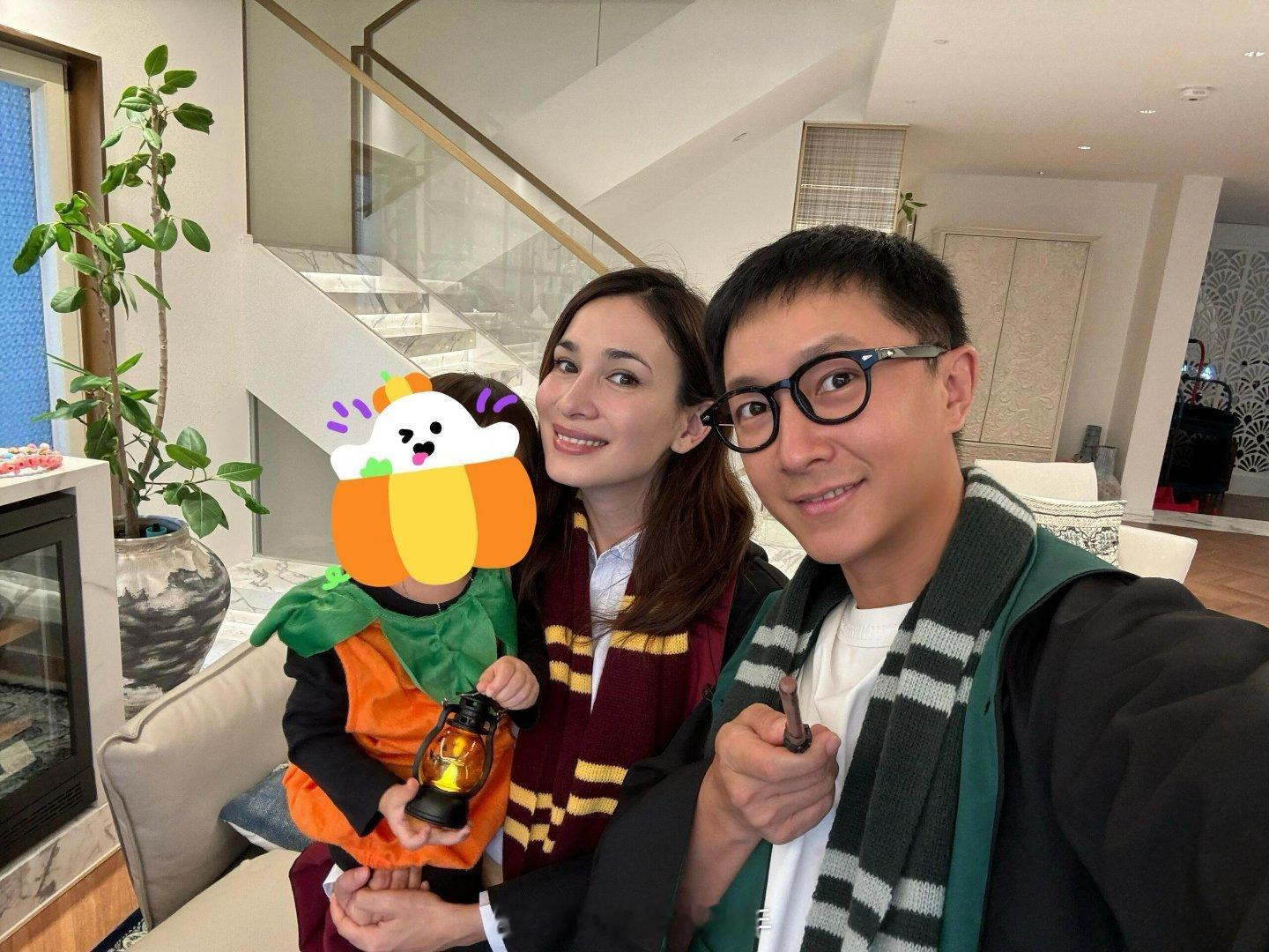 #韩庚卢靖姗一家三口合影##韩庚卢靖姗一家万圣节合影#女儿又出镜了，长大了好多 