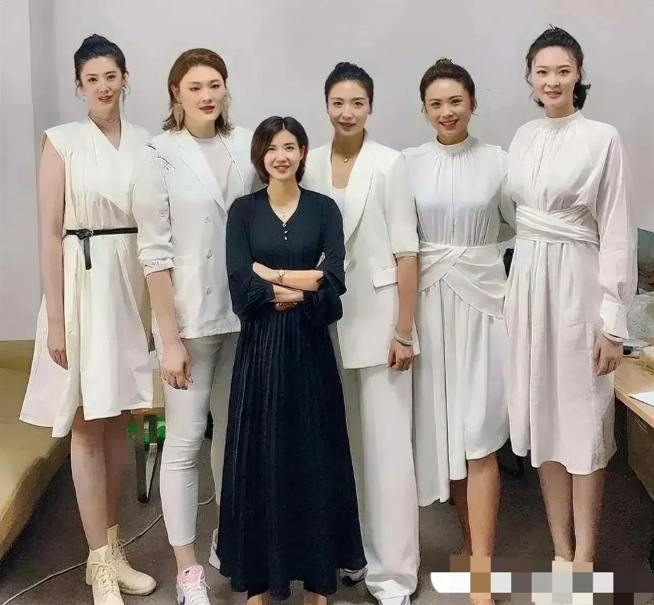 一群体育明星的合影照，漂亮是够漂亮，洋气是够洋气，霸气是够霸气，一个不认得也没人