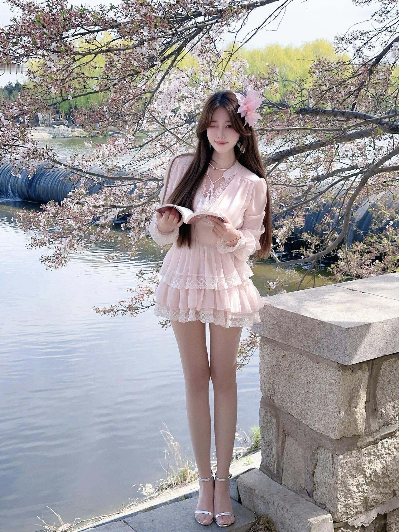 真心话茶局花开花落，春意浓，樱花树下少女悠闲的读书📚，自在逍遥。