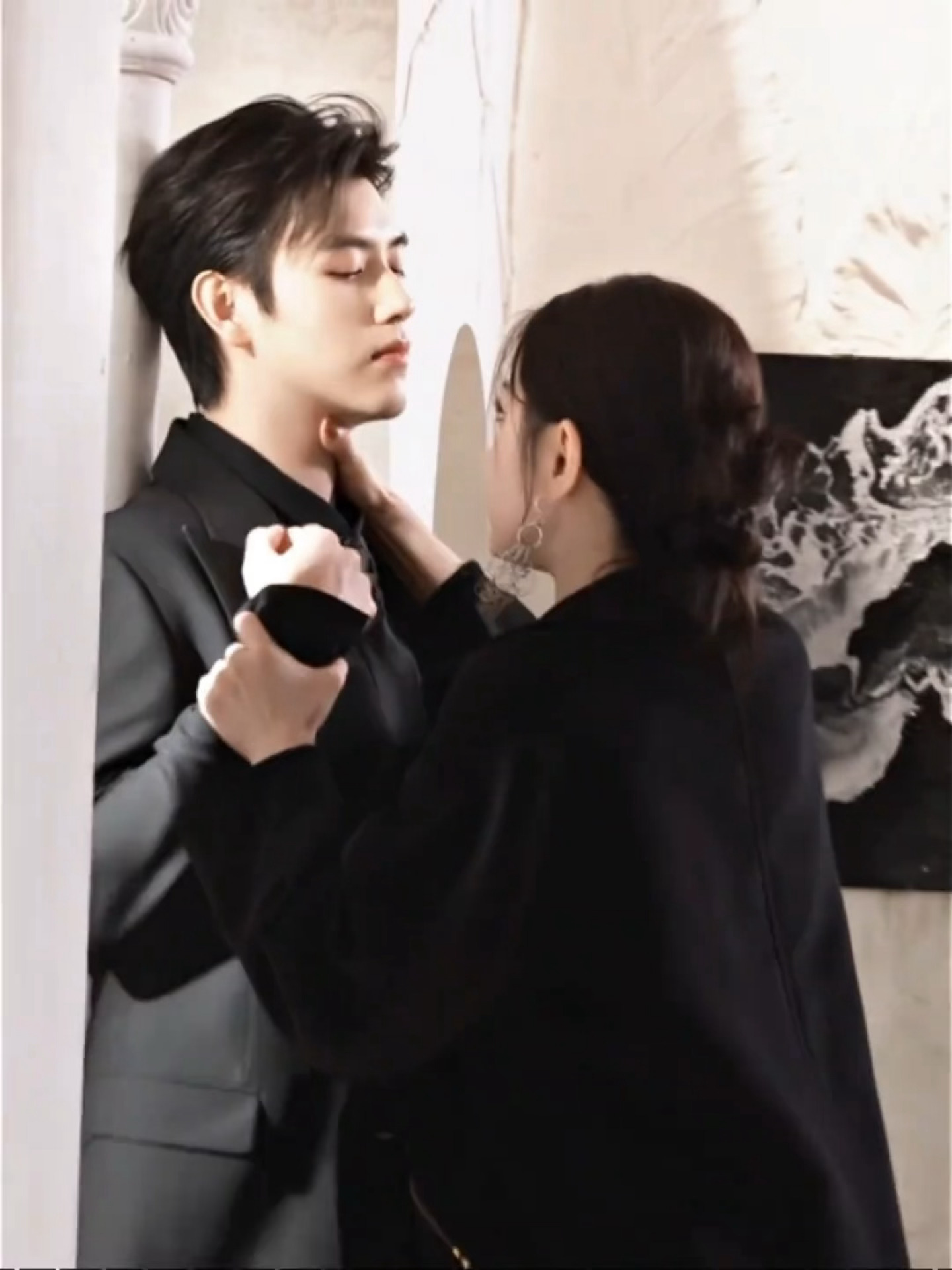 我们灯完全是情绪向剧宣🥵🥵🥵🥵 迪丽热巴掐脖壁咚陈飞宇