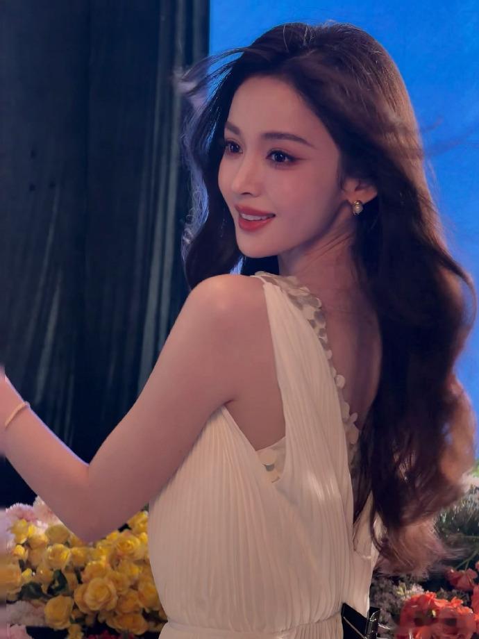 娜扎这波让我来发 娜扎这状态真的越来越好了🌟！亮片白裙优雅又时尚，轻松驾驭不费