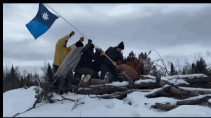 你看，反ICE明尼苏达人在户外找了个地儿，模仿二战著名的硫磺岛竖旗照，升起新明州