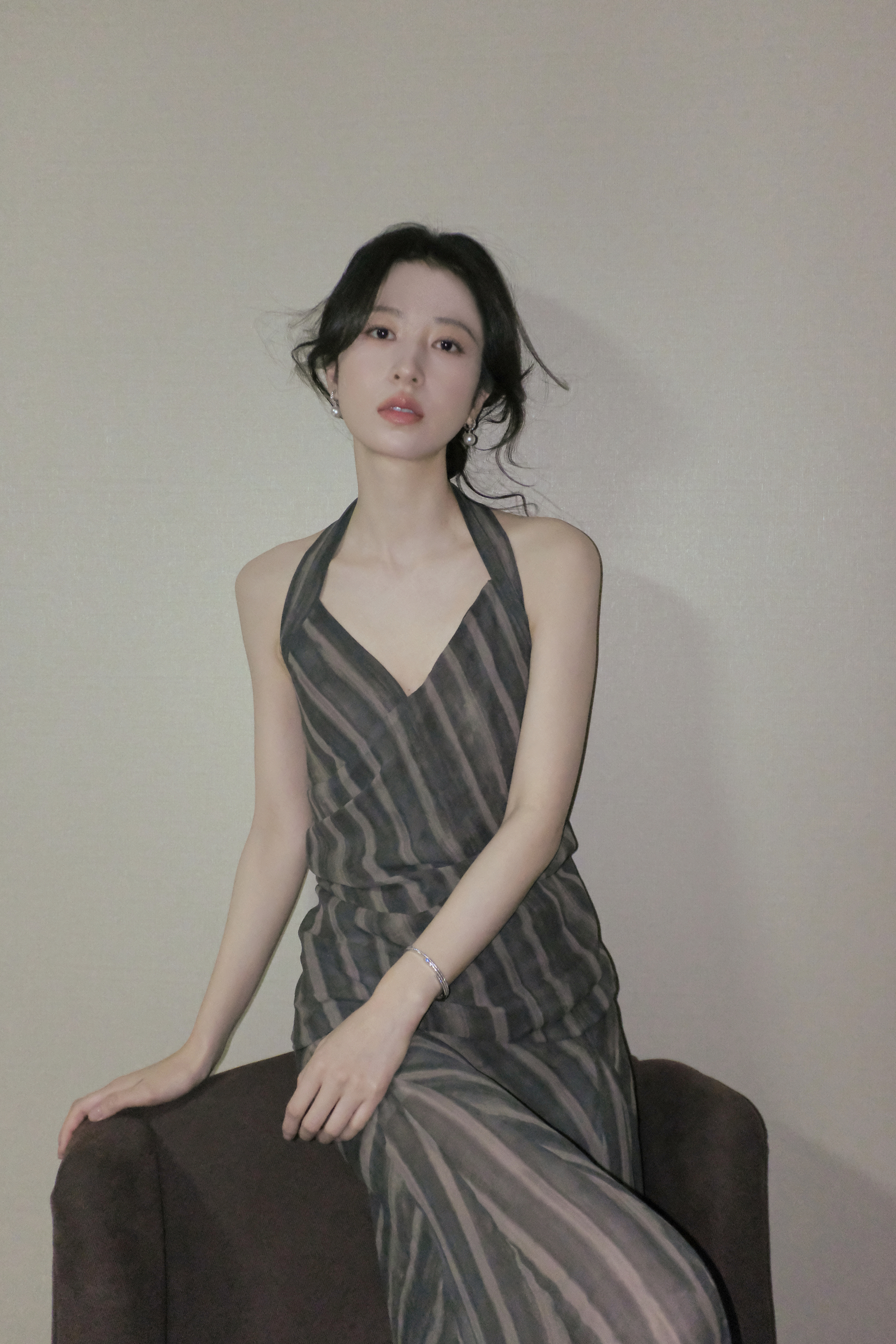 周雨彤踏光启程，以初心为缀深色条纹吊带裙搭配慵懒盘发优雅随性，期待《太平年》，期