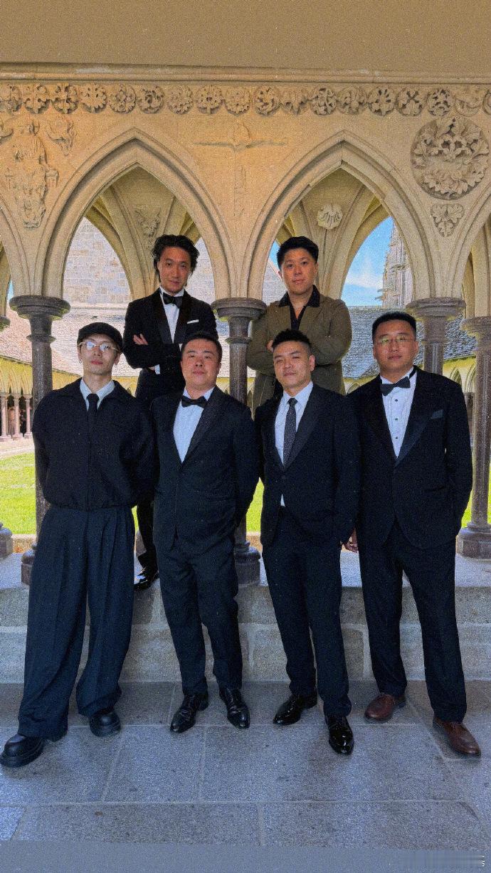 王嘉尔去了何猷君奚梦瑶婚礼王嘉尔晒与何猷君奚梦瑶合照 七年等待，一朝圆满！王嘉尔