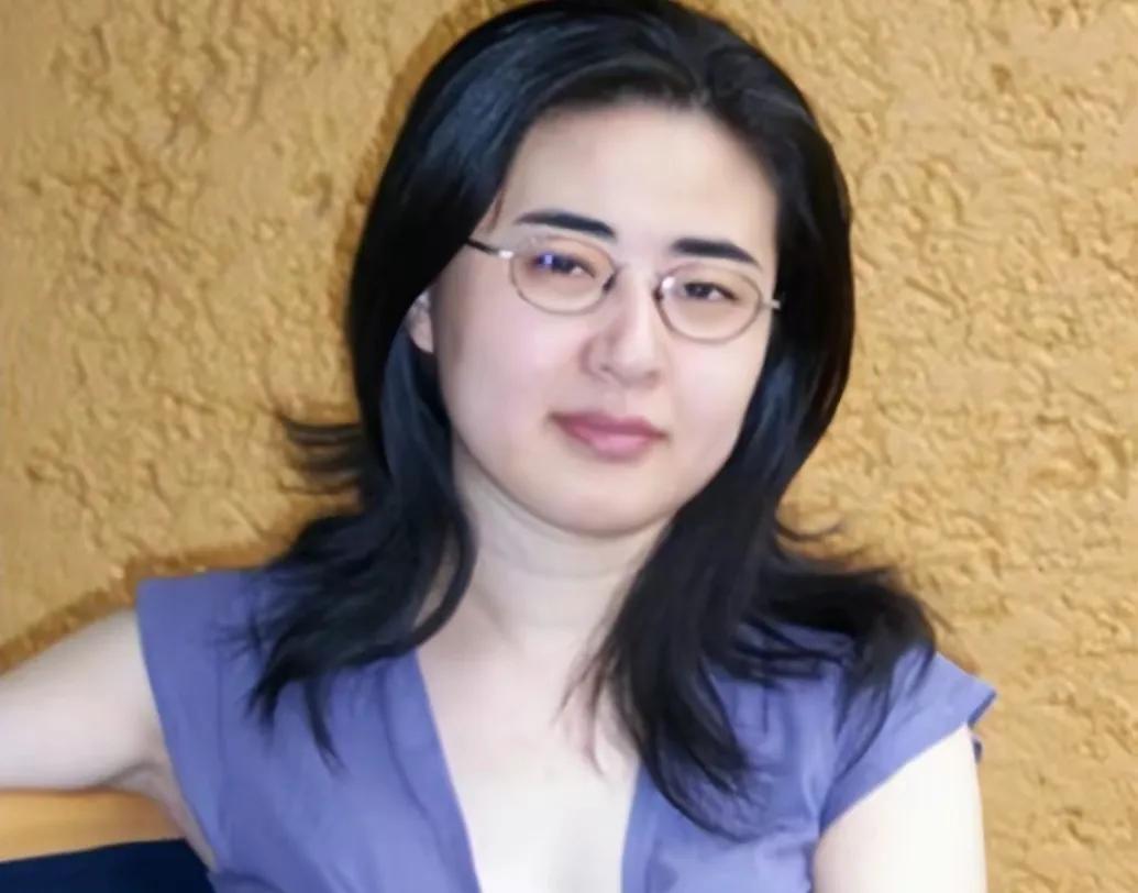 1999年，28岁的北大才女田晓菲嫁给53岁的美国导师，田晓菲父母知道后，气得暴